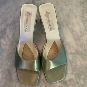 Calorific light green slide on heel